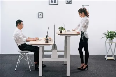 Meja duduk-berdiri elektrik di belakang